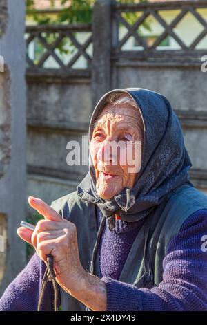 Romania, Transilvania, contea di Vrancea, Coltesti. Anziana donna rumena che ritrae la vita del villaggio. (Solo per uso editoriale) Foto Stock