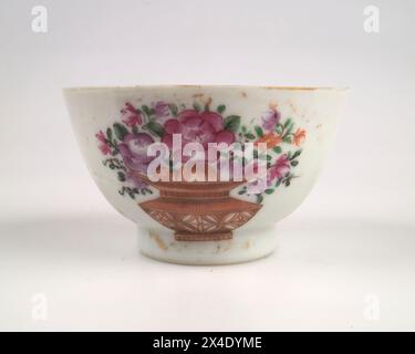 Antico vaso di rose Famille dipinte in cinese del XVIII secolo con ciotola da tè in porcellana di fiori. Foto Stock