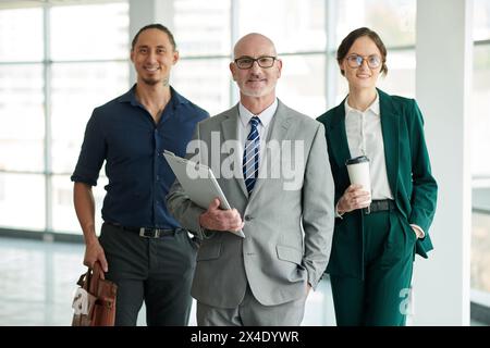 Ritratto di un team aziendale sorridente in carica Foto Stock