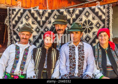 Romania, Moldovita, contea di Suceava. Musicisti popolari rumeni in abbigliamento tradizionale della zona. (Solo per uso editoriale) Foto Stock
