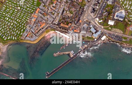 Vista aerea del paesaggio direttamente sopra la famosa località turistica di Seahouses e del porto di Northumberland, Regno Unito Foto Stock