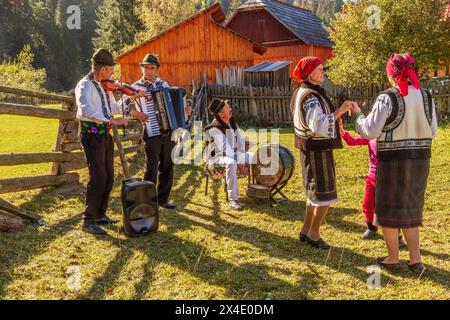 Romania, Moldovita, contea di Suceava. Musicisti popolari rumeni in abbigliamento tradizionale della zona. (Solo per uso editoriale) Foto Stock