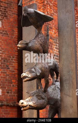 La Statua dei musicisti di Brema o la statua dei quattro animali nella città vecchia di riga in Lettonia, nell'Europa orientale Foto Stock