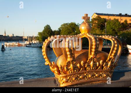 Corona dorata a Skeppsholmsbron a Stoccolma in Svezia in Scandinavia in Europa Foto Stock