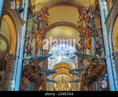 Spagna, Galizia. Cattedrale di Santiago de Compostela, canne d'organo e soffitto a volta Foto Stock