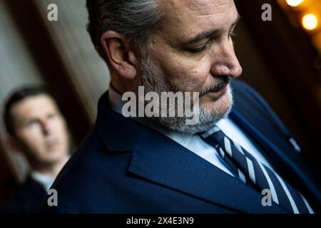 Washington, Stati Uniti. 2 maggio 2024. Il senatore Ted Cruz (R-TX) esce dal Campidoglio degli Stati Uniti dopo aver votato, a Washington, DC, giovedì 2 maggio, 2024. (Graeme Sloan/Sipa USA) credito: SIPA USA/Alamy Live News Foto Stock