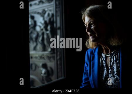 Washington, Stati Uniti. 2 maggio 2024. Il senatore Lisa Murkowski (R-AK) esce dal Campidoglio dopo aver votato, a Washington, DC, giovedì 2 maggio, 2024. (Graeme Sloan/Sipa USA) credito: SIPA USA/Alamy Live News Foto Stock