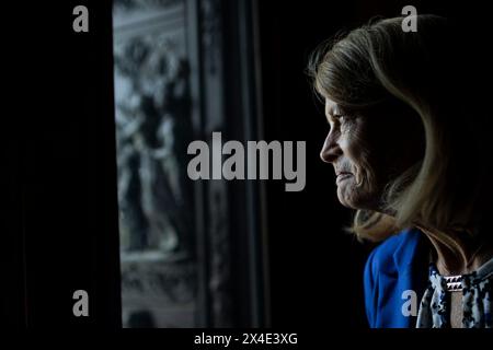 Washington, Stati Uniti. 2 maggio 2024. Il senatore Lisa Murkowski (R-AK) esce dal Campidoglio dopo aver votato, a Washington, DC, giovedì 2 maggio, 2024. (Graeme Sloan/Sipa USA) credito: SIPA USA/Alamy Live News Foto Stock