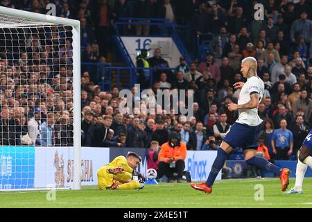 Stamford Bridge, Chelsea, Londra, Regno Unito. 2 maggio 2024. Premier League Football, Chelsea contro il Tottenham Hotspur; il portiere Djordje Petrovic del Chelsea fa un risparmio sulle immersioni. Credito: Action Plus Sports/Alamy Live News Foto Stock