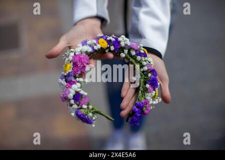 Colmenar Viejo, Madrid, Spagna. 2 maggio 2024. Una ragazza mostra la tiara con i fiori che indosserà durante la celebrazione di ''la Maya'' nella città di Colmenar Viejo a Madrid. Las Mayas sono ragazze tra i 7 e i 14 anni che siedono per due ore in un altare decorato con fiori e piante per celebrare l'inizio della primavera. Questa tradizione originaria della città di Colmenar Viejo, Madrid, risale al medioevo, secondo antichi documenti. (Immagine di credito: © Luis Soto/ZUMA Press Wire) SOLO PER USO EDITORIALE! Non per USO commerciale! Foto Stock