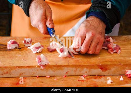 Hecha, Ucraina - 27 GENNAIO 2018: Concorso macellai di maiale. processo di preparazione della carne per la tradizionale zuppa ungherese di gulasch di bogracz. taglio di carne su th Foto Stock