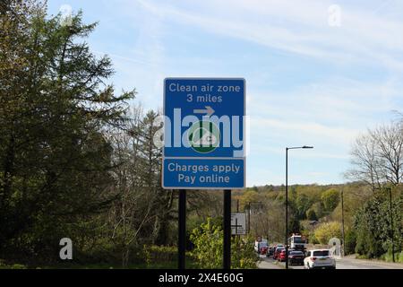 Segnali stradali che informano la zona ad aria pulita a pagamento di classe c nel centro di Sheffield, Inghilterra, Regno Unito Foto Stock