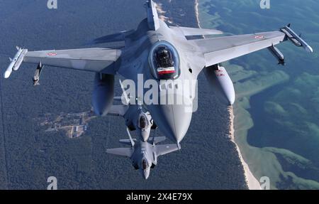 Ein Kampfflugzeug vom Typ Lockheed Martin F-16 Fighting Falcon der polnischen Luftwaffe bei einer Übung mit F-35A der niederländischen Luftwaffe unten. NATO Air Policing über der Danziger Bucht, Ostsee, Polen. Polen *** Un Lockheed Martin F 16 combattente Falcon dell'Aeronautica militare polacca durante un'esercitazione con F 35A dell'Aeronautica olandese sotto la polizia aerea della NATO sopra la Baia di Danzica, Mar Baltico, Polonia Foto Stock