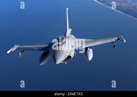 Ein Kampfflugzeug vom Typ Lockheed Martin F-16 Fighting Falcon der polnischen Luftwaffe bei einer Übung. NATO Air Policing über der Danziger Bucht, Ostsee, Polen. Polen *** Un Lockheed Martin F 16 caccia Falcon dell'Aeronautica militare polacca durante un'esercitazione di polizia aerea della NATO sulla Baia di Danzica, Mar Baltico, Polonia Polonia Foto Stock