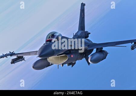 Ein Kampfflugzeug vom Typ Lockheed Martin F-16 Fighting Falcon der polnischen Luftwaffe bei einer Übung. NATO Air Policing über der Danziger Bucht, Ostsee, Polen. Polen *** Un Lockheed Martin F 16 caccia Falcon dell'Aeronautica militare polacca durante un'esercitazione di polizia aerea della NATO sulla Baia di Danzica, Mar Baltico, Polonia Polonia Foto Stock