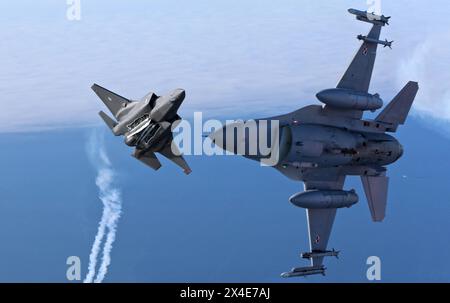 Ein Kampfflugzeug vom Typ Lockheed Martin F-16 Fighting Falcon der polnischen Luftwaffe bei einer Übung mit F-35A der niederländischen Luftwaffe hinten. NATO Air Policing über der Danziger Bucht, Ostsee, Polen. Polen *** Un Lockheed Martin F 16 combattente Falcon dell'Aeronautica militare polacca durante un'esercitazione con F 35A dell'Aeronautica olandese dietro la NATO Air Policing sopra la Baia di Danzica, Mar Baltico, Polonia Polonia Foto Stock