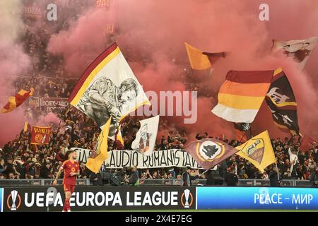 Roma, Italia. 2 maggio 2024. COME tifosi della Roma durante la partita di calcio di Europa League tra AS Roma e Bayer Leverkusen allo stadio Olimpico di Roma (Italia), 2 maggio 2024. Crediti: Insidefoto di andrea staccioli/Alamy Live News Foto Stock