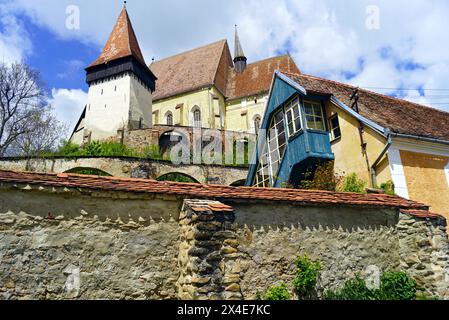 Vista esterna di una chiesa fortificata nel villaggio transilvano di Biertan. Un punto di riferimento rumeno inserito tra i patrimoni dell'umanità dell'UNESCO. Foto Stock