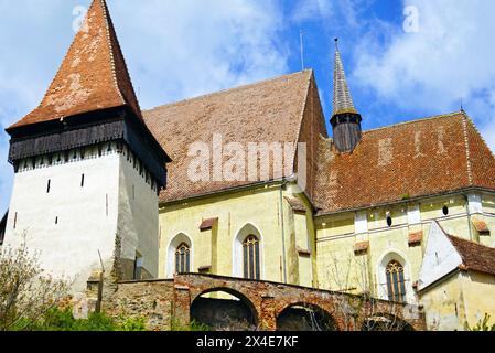 Vista dal basso della chiesa luterana e di una delle torri della fortezza nel villaggio di Biertan (Transilvania - Romania). Foto Stock