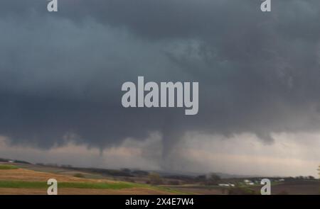 Shelby, Stati Uniti. 26 aprile 2024. 26 aprile 2024 una lunga e pericolosa pista EF3 Tornado ha corso attraverso Shelby, Iowa. Danneggiare molte case e granai. Durante questo evento non è stata segnalata alcuna perdita di vite umane. (Foto di Scott Schilke/Sipa USA) credito: SIPA USA/Alamy Live News Foto Stock