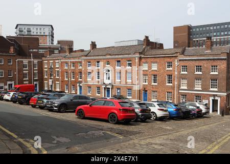 Historic Paradise Square nel centro di Sheffield, Inghilterra, Regno Unito. Area di conservazione georgiana di grado II* edifici elencati parcheggio urbano Foto Stock