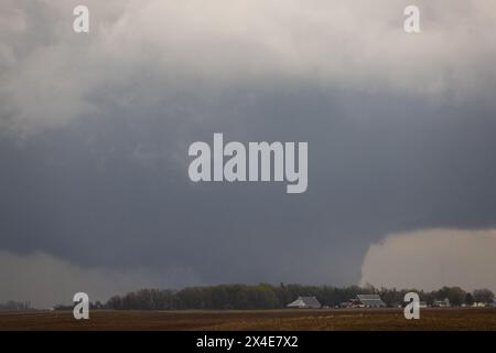 Shelby, Stati Uniti. 26 aprile 2024. 26 aprile 2024 una lunga e pericolosa pista EF3 Tornado ha corso attraverso Shelby, Iowa. Danneggiare molte case e granai. Durante questo evento non è stata segnalata alcuna perdita di vite umane. (Foto di Scott Schilke/Sipa USA) credito: SIPA USA/Alamy Live News Foto Stock