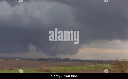 Shelby, Stati Uniti. 26 aprile 2024. 26 aprile 2024 una lunga e pericolosa pista EF3 Tornado ha corso attraverso Shelby, Iowa. Danneggiare molte case e granai. Durante questo evento non è stata segnalata alcuna perdita di vite umane. (Foto di Scott Schilke/Sipa USA) credito: SIPA USA/Alamy Live News Foto Stock