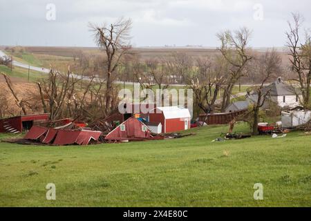 Shelby, Stati Uniti. 26 aprile 2024. 26 aprile 2024 una lunga e pericolosa pista EF3 Tornado ha corso attraverso Shelby, Iowa. Danneggiare molte case e granai. Durante questo evento non è stata segnalata alcuna perdita di vite umane. (Foto di Scott Schilke/Sipa USA) credito: SIPA USA/Alamy Live News Foto Stock