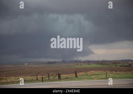 Shelby, Stati Uniti. 26 aprile 2024. 26 aprile 2024 una lunga e pericolosa pista EF3 Tornado ha corso attraverso Shelby, Iowa. Danneggiare molte case e granai. Durante questo evento non è stata segnalata alcuna perdita di vite umane. (Foto di Scott Schilke/Sipa USA) credito: SIPA USA/Alamy Live News Foto Stock