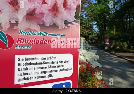 Einer der Eingänge zum Bremer Rhododendronpark. Er gehört der Stiftung Bremer Rhododendronpark, die auch für Seine Pflege und Unterhaltung zuständig ist. Nach ihren Angaben handelt es sich um die größte Rhododendron-Sammlung der Welt. *** Uno degli ingressi al Parco Rododendro di Brema appartiene alla Fondazione Parco Rododendro di Brema, che è anche responsabile della sua cura e manutenzione secondo loro, è la più grande collezione di rododendri al mondo Foto Stock
