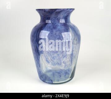 Vaso in vetro bianco e blu Art Deco degli anni '1920-'30 attribuito a Gray-Stan. Foto Stock