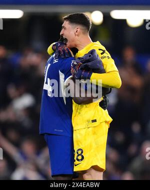 Trevoh Chalobah e Djordje Petrovic celebrano la vittoria dopo la partita di Premier League allo Stamford Bridge di Londra. Data foto: Giovedì 2 maggio 2024. Foto Stock