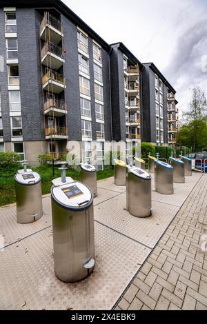 Sistema di smaltimento dei rifiuti sotterranei, colonne per i rifiuti per diversi tipi di rifiuti, in contenitori di raccolta sotterranei, in un complesso residenziale a Bochum, NRW Foto Stock