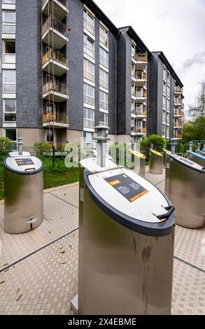 Sistema di smaltimento dei rifiuti sotterranei, colonne per i rifiuti per diversi tipi di rifiuti, in contenitori di raccolta sotterranei, in un complesso residenziale a Bochum, NRW Foto Stock