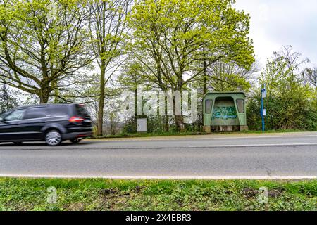 Fermata dell'autobus Scheideweg, riparo dell'autobus su una strada di campagna, B 483, vicino a Radevormwalde Landwehr, linea dell'autobus 339, NRW, Germania Foto Stock