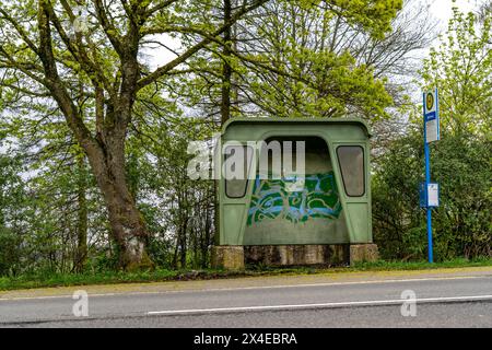 Fermata dell'autobus Scheideweg, riparo dell'autobus su una strada di campagna, B 483, vicino a Radevormwalde Landwehr, linea dell'autobus 339, NRW, Germania Foto Stock