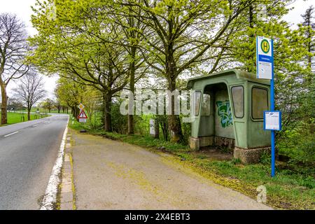 Fermata dell'autobus Scheideweg, riparo dell'autobus su una strada di campagna, B 483, vicino a Radevormwalde Landwehr, linea dell'autobus 339, NRW, Germania Foto Stock