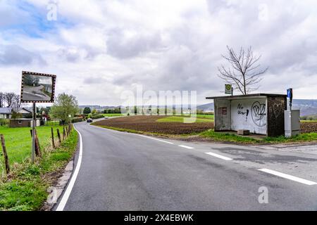 VER Bus stop Thüngen, riparo degli autobus su una strada di campagna, Königsfelder Straße, vicino a Ennepetal, linea degli autobus 576-577, NRW, Germania Foto Stock