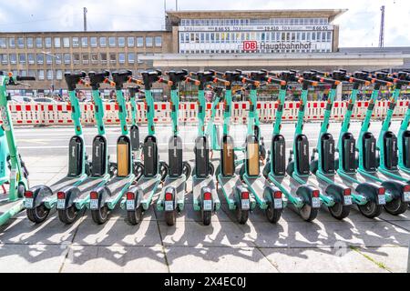 Posto auto per scooter elettrici presso la stazione centrale, provider Tier, in condivisione scooter elettrici con Ruhrbahn, Essen, NRW, Germania, Foto Stock