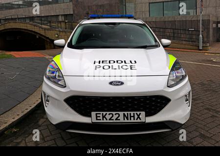 Auto della polizia parcheggiata sul ciglio della strada, Cardiff Bay. Maggio 2024 Foto Stock