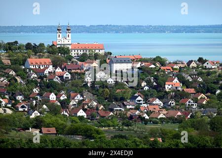 Vista panoramica del villaggio di Tihany e dell'abbazia di Saint Aignan che si affaccia sul lago Balaton in estate Foto Stock