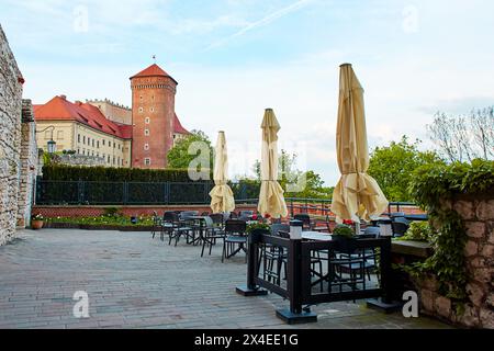 Accoglienti ristoranti di strada sulle strade europee nel centro di Cracovia Foto Stock