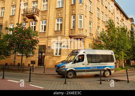 Un furgone della polizia nelle antiche strade d'Europa. Cracovia, Polonia - 05.16.2019 Foto Stock