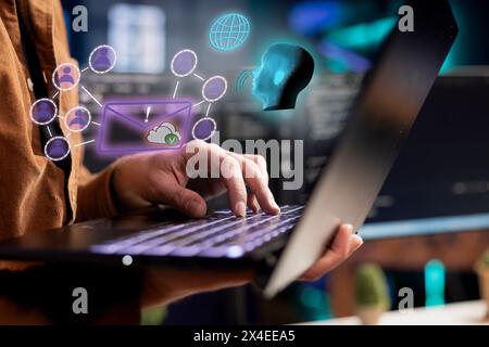 Persona che digita sulla tastiera del notebook, invia informazioni online, concetto di connettività cloud, primo piano utente della tecnologia che lavora con la realtà aumentata per risolvere le attività Foto Stock