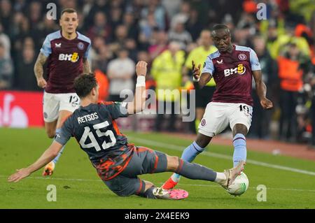 Birmingham, Regno Unito. 2 maggio 2024. Moussa Diaby dell'Aston Villa (R) è sfidato dal Panagiotis Retsos dell'Olympiakos durante la partita UEFA Europa Conference League a Villa Park, Birmingham. Il credito per immagini dovrebbe essere: Andrew Yates/Sportimage Credit: Sportimage Ltd/Alamy Live News Foto Stock