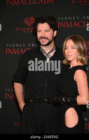 Città del Messico, Messico. 2 maggio 2024. L'attrice Sydney Sweeney e l'attore Alvaro morte stanno posando per le foto durante la chiamata fotografica del film "Immacolata" al Four Seasons Hotel di città del Messico, Messico, il 2 maggio 2024. (Foto di Carlos Tischler/Eyepix Group) (foto di Eyepix/NurPhoto) credito: NurPhoto SRL/Alamy Live News Foto Stock