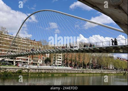 Persone che attraversano un ponte sul fiume Nervion, Bilbao, Spagna, Europa Foto Stock