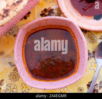 Abbondante zuppa tunisina Chorba Frik in piatto di ceramica Foto Stock