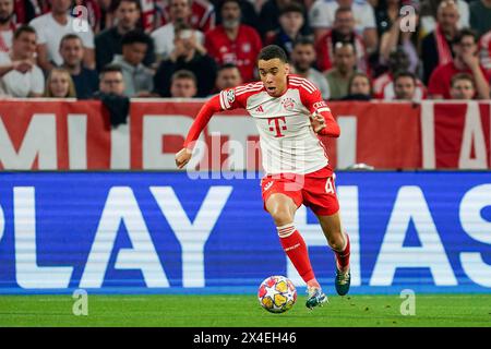 30 aprile 2024: Allianz Arena, Monaco di Baviera, Germania: Jamal Musiala (42 Bayern Monaco) controlla la palla durante la semifinale di UEFA Champions League tra FC Bayern Monaco e Real Madrid all'Allianz Arena di Monaco, Germania. Foto Stock