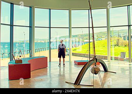 Greenock, Glasgow, Scozia, Regno Unito. 2 maggio 2024: Martin Compston al Wyllieum ha fatto una rapida visita promozionale alla nuova sede dedicata all'artista george wylie come george che è originario della città. Il museo è dedicato alle sue opere. Credit Gerard Ferry/Alamy Live News Foto Stock